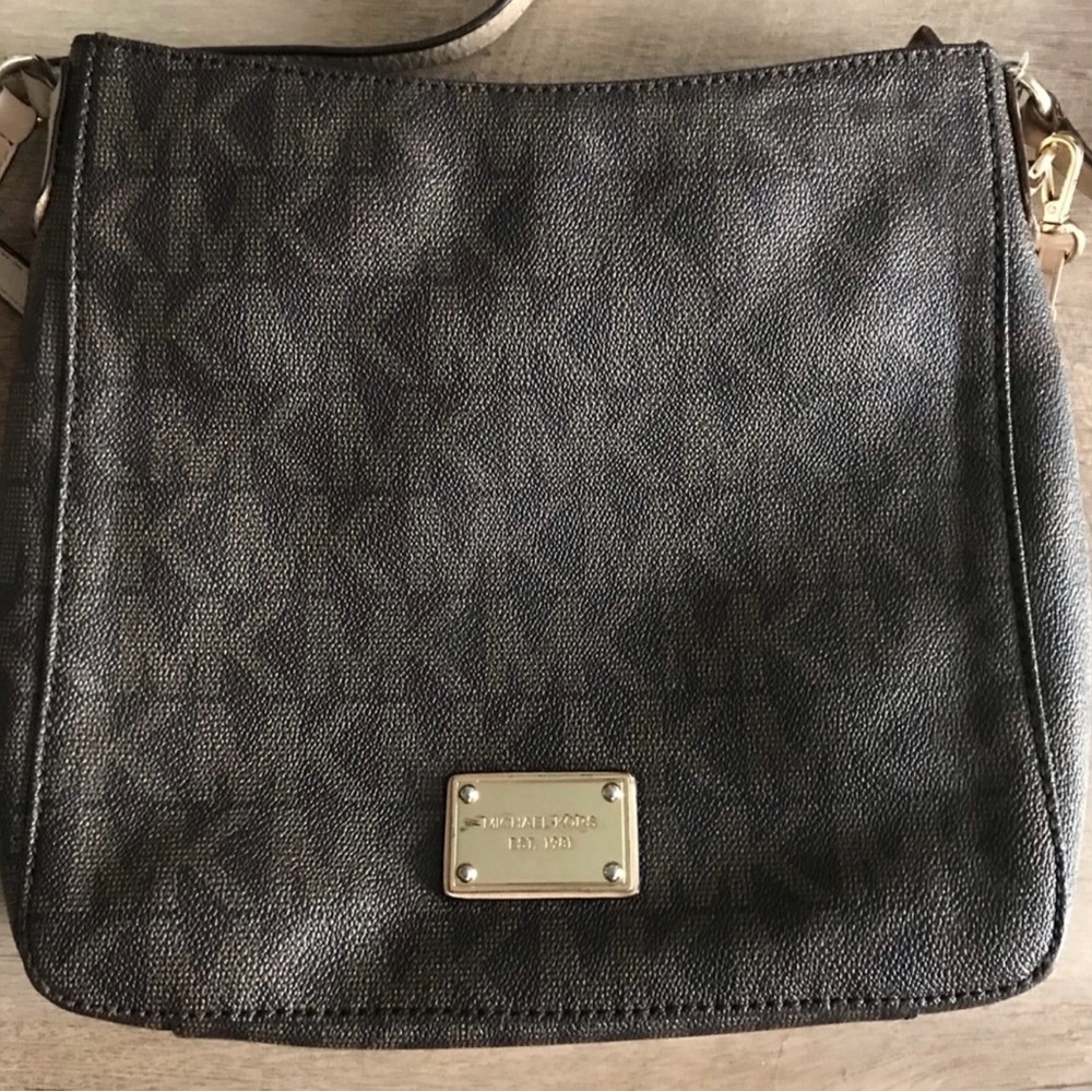 Michael Kors Signature Jet Set Messenger